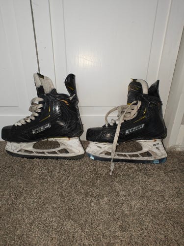 Used Intermediate Bauer Supreme 2S Pro Hockey Skates Size 5