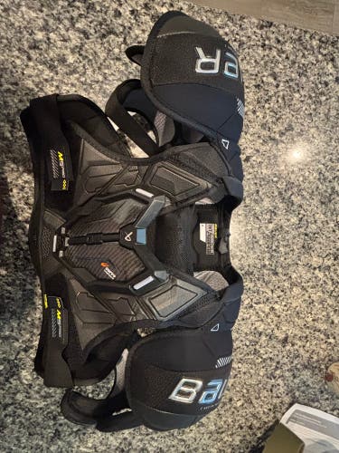 Medium Intermediate Bauer M5 Pro Shoulder Pads (Used)