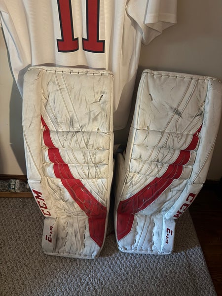 32" CCM Extreme Flex E4.9 Goalie Leg Pads (Used)