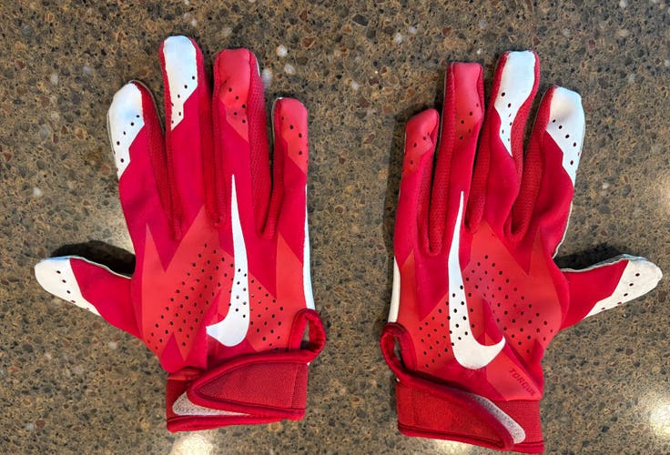 Red Youth Small Nike Gloves (Used)