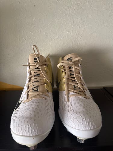 Men's Size M 12.0 (W 13.0) Nike (New)