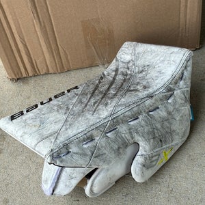 White Senior Bauer Vapor 3X Goalie Gloves & Blockers Regular (Used)