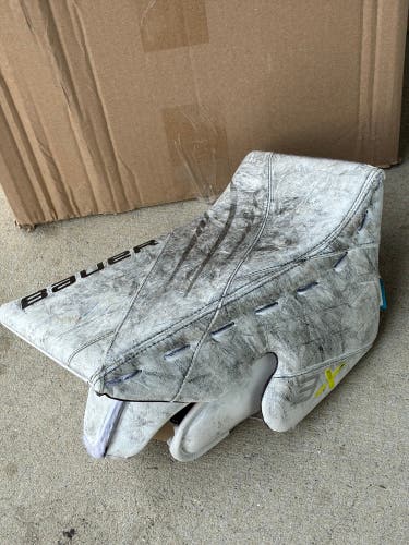 White Senior Bauer Vapor 3X Goalie Gloves & Blockers Regular (Used)