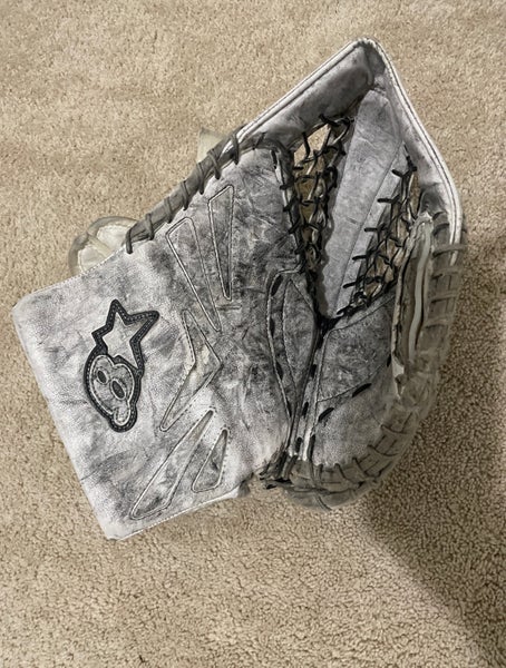 Used Brian's Netzero Hockey Goalie Glove Junior