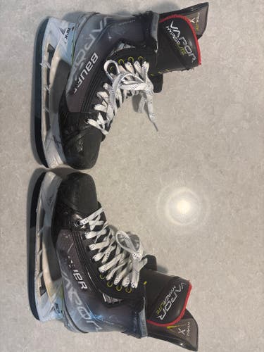 Bauer Vapor Hyperlite Hockey Skates 6 (Used)
