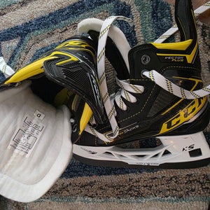 2023 CCM Tacks Vector Plus Hockey Skates Regular Width Size 2.5 (New)
