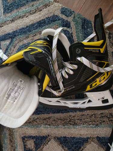 2023 CCM Tacks Vector Plus Hockey Skates Regular Width Size 2.5 (New)