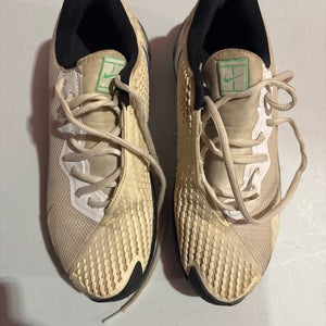 Women's Size M 7.5 (W 8.5) Nike Tennis Shoes (Used)