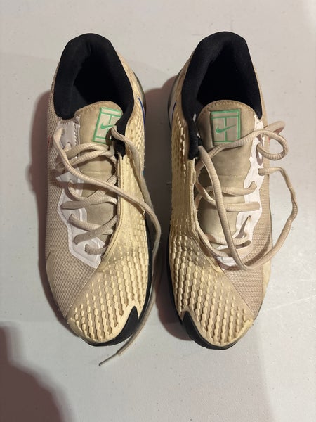 Women's Size M 7.5 (W 8.5) Nike Tennis Shoes (Used)