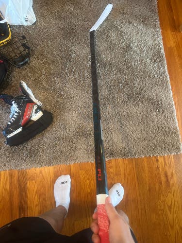 Intermediate CCM Vizion Right Handed Hockey Stick P28 (Used)
