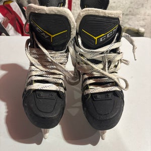 CCM Super Tacks Hockey Skates Regular Width 6 (Used)