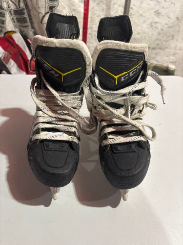CCM Super Tacks Hockey Skates Regular Width 6 (Used)