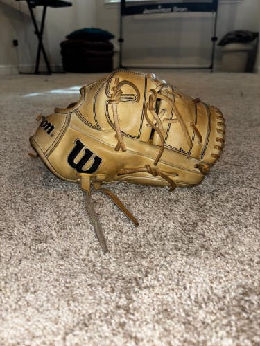 Wilson A2000 RH Pitcher's Baseball Glove 12" (Used)
