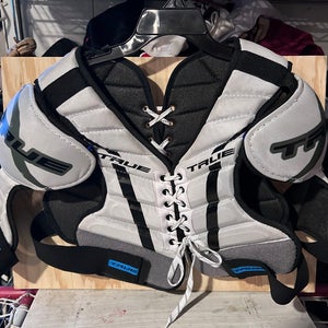 Men's Medium Senior True Shoulder Pads (Used)