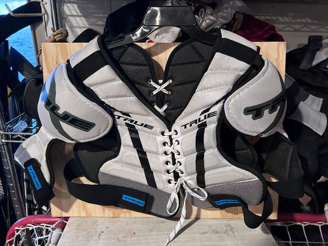 Men's Medium Senior True Shoulder Pads (Used)