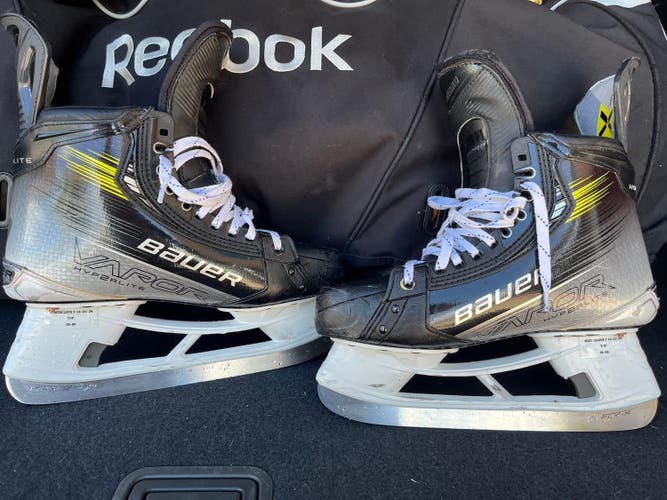 Bauer Vapor Hyperlite 2 Hockey Skates Wide Width Pro Stock 9.5 (Used)