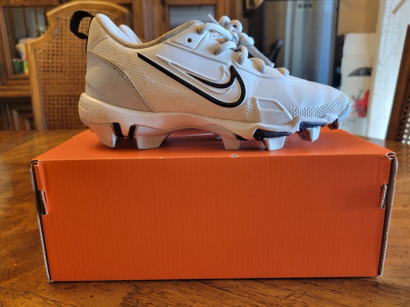 White Kid's 2.5Y (Big Kids / Youth) Nike Low Top Molded Cleats (Used)