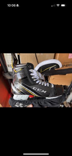 Brand New Senior CCM Regular Width Size 10.5 Super Tacks AS1 Hockey Skates