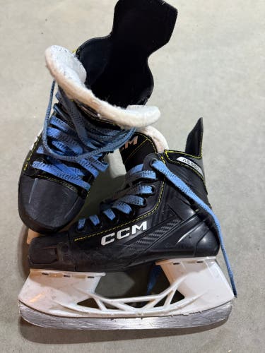 CCM Tacks Hockey Skates Regular Width Size 1 (Used)
