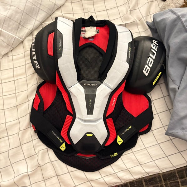 Men's Medium Intermediate Bauer Vapor Hyperlite Shoulder Pads (Used)