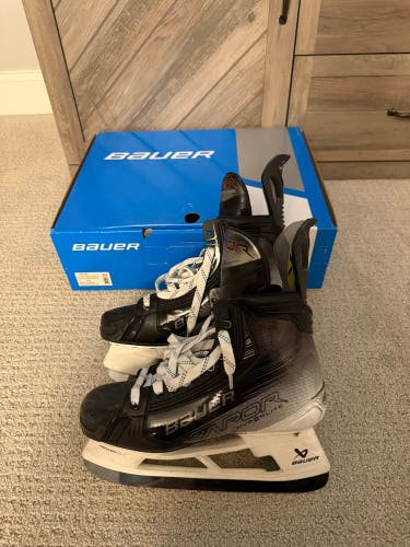 Bauer Vapor Hyperlite 2 Hockey Skates 7 (Used)