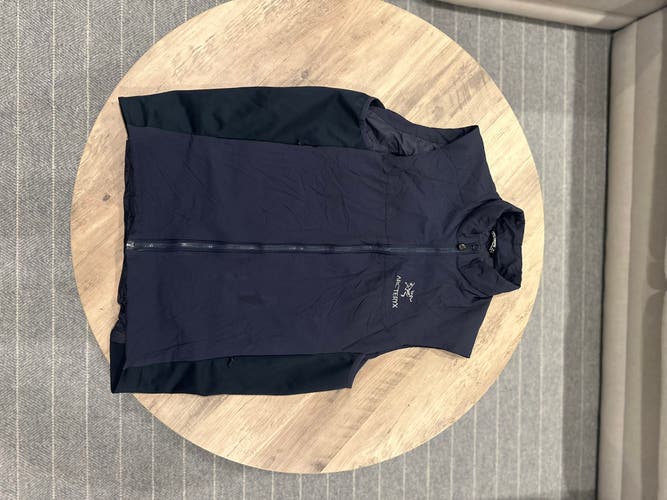 Like New Arcteryx Atom Vest in Navy Blue (L)