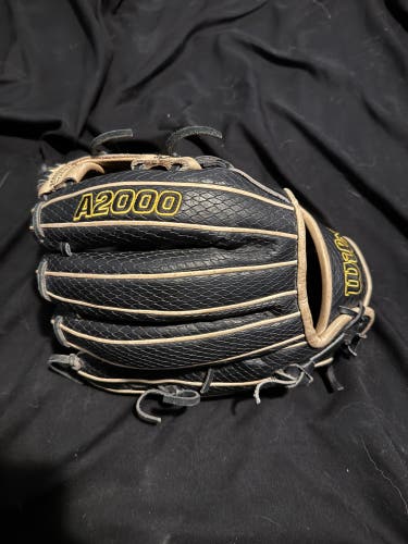 2022 Wilson A2000 RH Infield Baseball Glove 11.75" (Used)