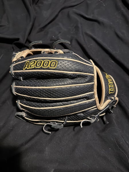 2022 Wilson A2000 RH Infield Baseball Glove 11.75" (Used)