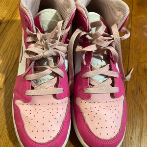 Unisex 7Y (Big Kids / Youth) Youth Air Jordan Jordan 1 mid Shoes (Used)