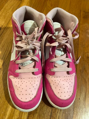 Unisex 7Y (Big Kids / Youth) Youth Air Jordan Jordan 1 mid Shoes (Used)