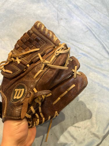 Brown Wilson A800 RH Outfield Baseball Glove 12" (Used)