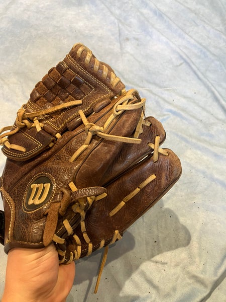 Brown Wilson A800 RH Outfield Baseball Glove 12" (Used)
