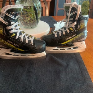 2024 Bauer Vapor 4 Hockey Skates Wide Width 13.5 (Used)