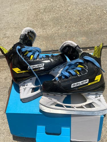 Bauer Supreme M4 Hockey Skates Extra Wide Width Size 2 (Used)