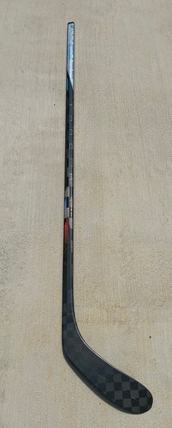 Intermediate Bauer Nexus Tracer Right Handed Hockey Stick P28 (Used)