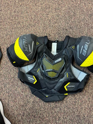 Men's Large Senior Bauer Supreme Matrix Shoulder Pads (New)