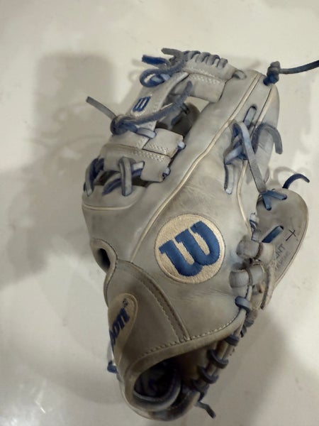 Wilson RH Infield A2000 Autism Speaks 1786 11.5Baseball Glove (Used)