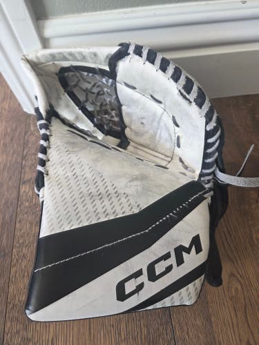 CCM YTFLEX Regular goalie glove (Used)