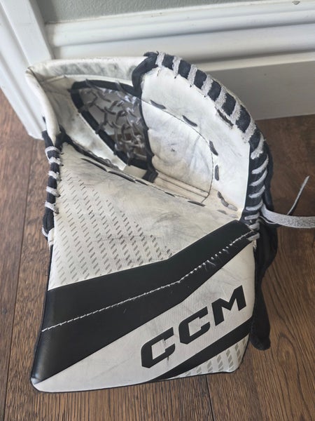 CCM YTFLEX Regular goalie glove (Used)