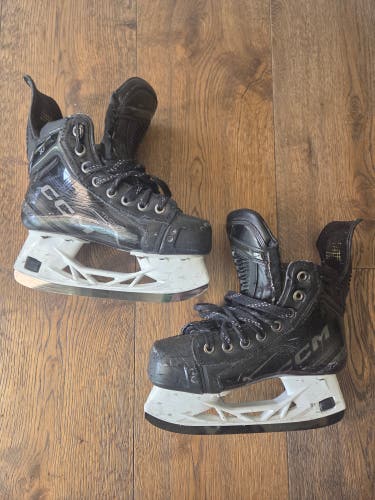 CCM Tacks XF Pro Hockey Skates Size junior 1.5 (Used)