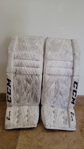 2023 31" CCM Extreme flex 4.9 Goalie Leg Pads (Used)