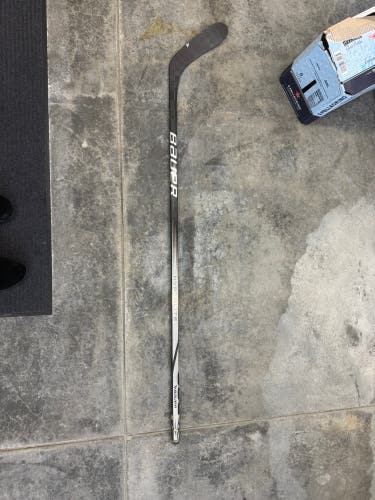 Senior Bauer Vapor Hyperlite Right Handed Hockey Stick P28 (Used)