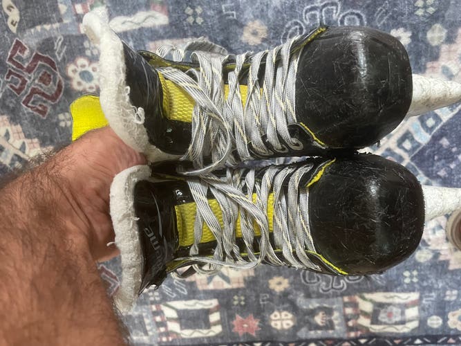 Bauer Supreme S25 Hockey Skates Size 3 (Used)
