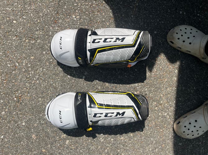 Intermediate CCM Super Tacks AS1 11" Shin Pads (Used, Like New)