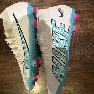 White Men's Size M 10.5 (W 11.5) Nike Cleats (New)