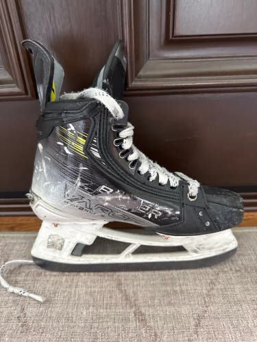2024 Bauer Vapor Hyperlite Hockey Skates Regular Width Size 5.5 (Used)