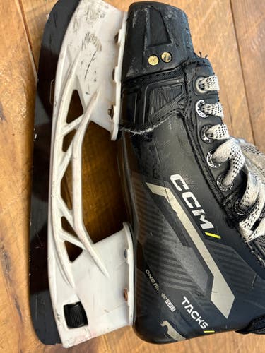CCM AS-V Hockey Skates Regular Width Size 3.5