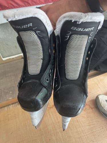 Bauer Supreme 160 Hockey Skates Regular Width Size 2.5 (Used)