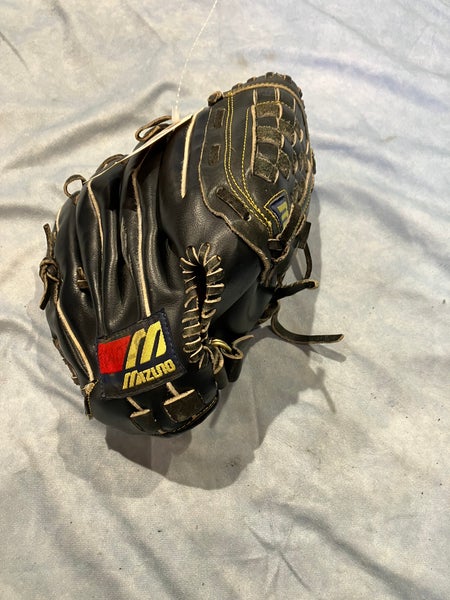 Black Mizuno Max Flex RH Infield Baseball Glove 11" (Used)