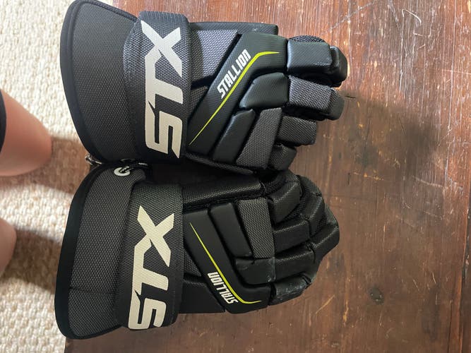 STX Assault Lacrosse Gloves Medium (Used)